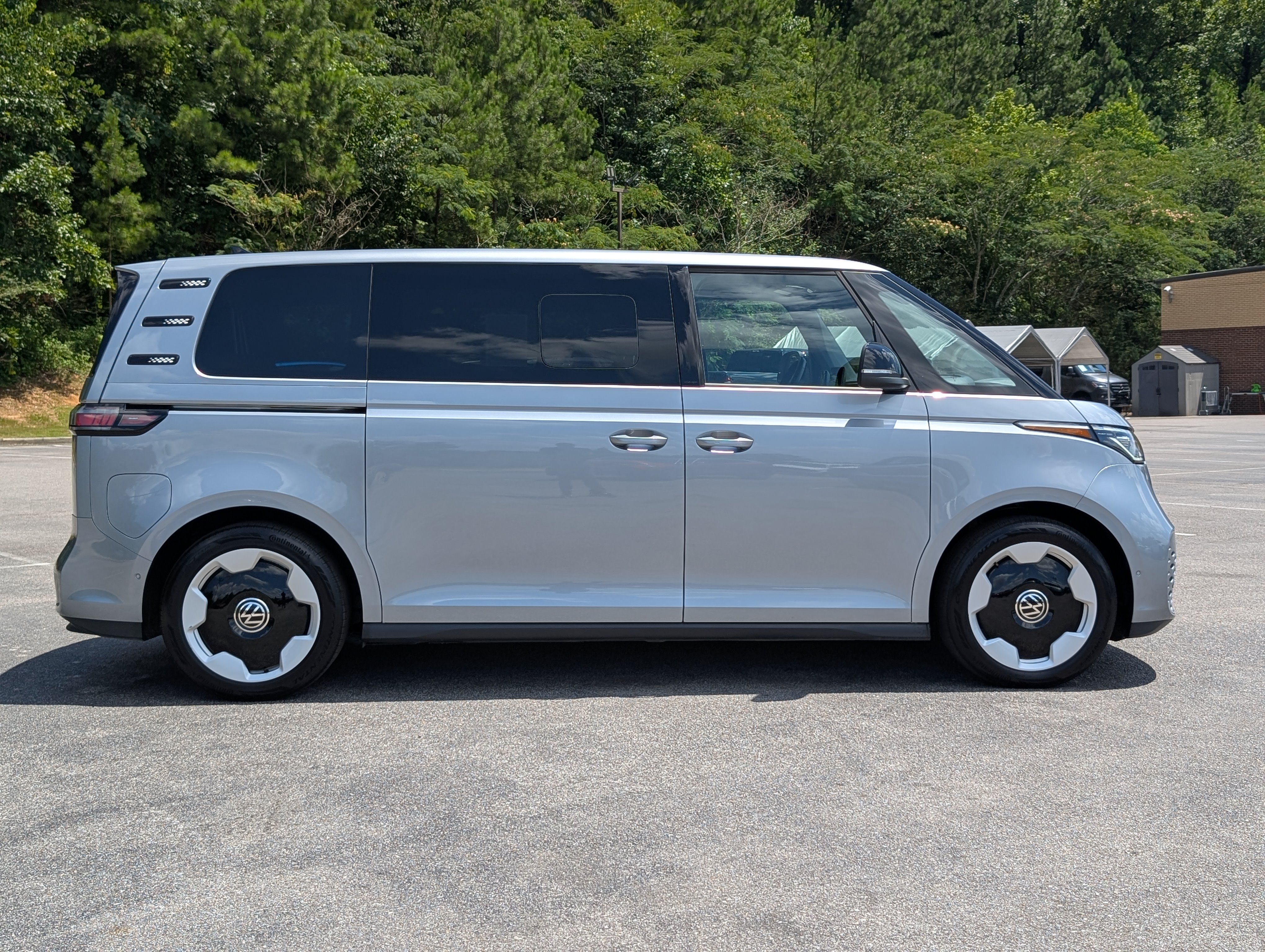 Used 2025 Volkswagen ID. Buzz Pro S Plus RWD image 10