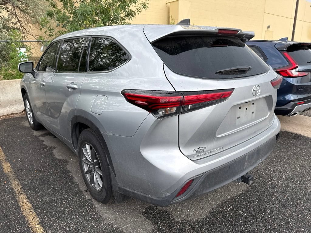 Used 2022 Toyota Highlander LE AWD/4WD image 2