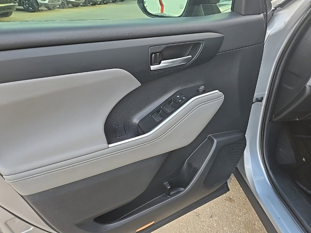 Used 2021 Toyota Highlander XLE image 29