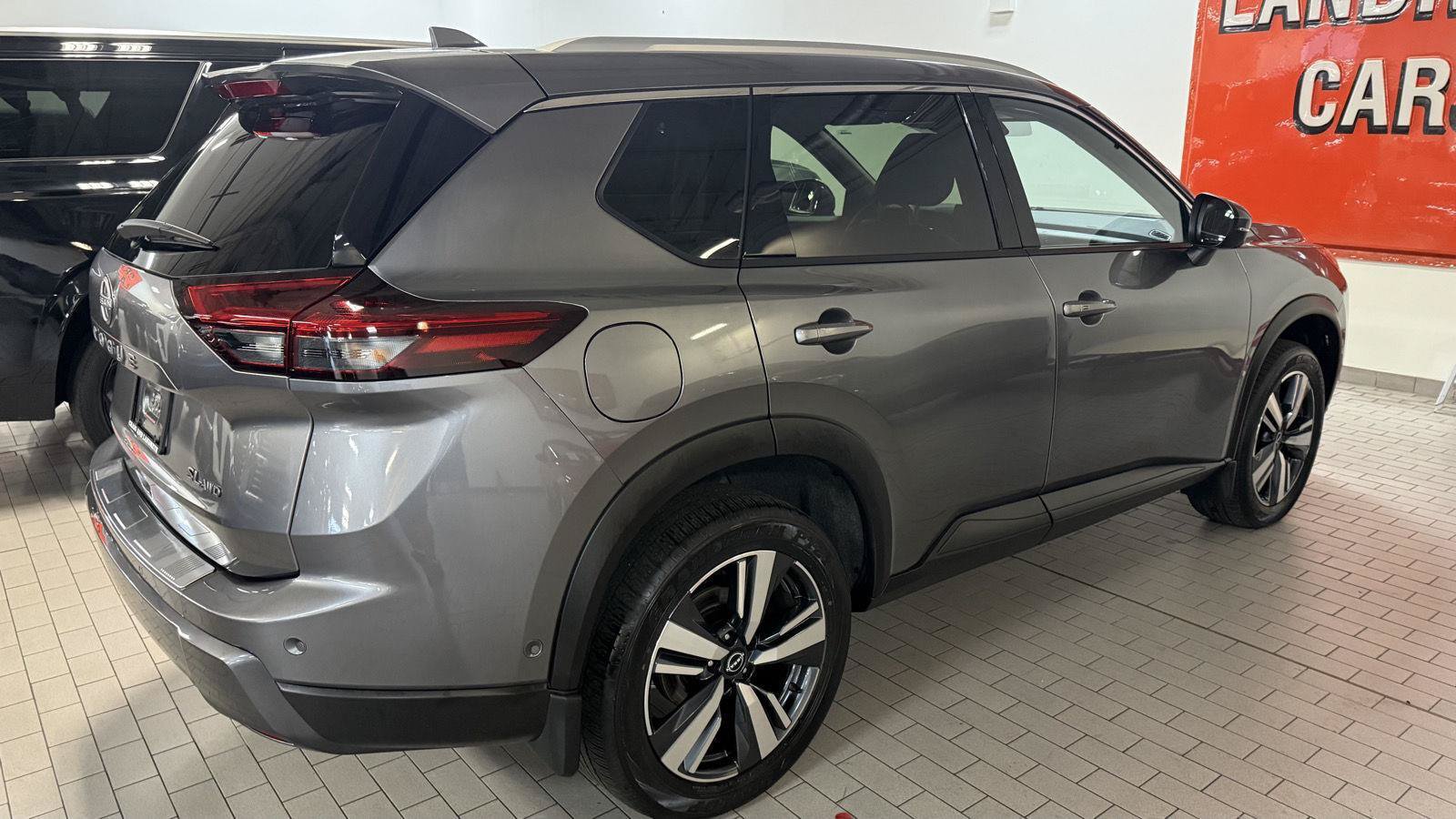 Used 2025 Nissan Rogue SL AWD/4WD image 5