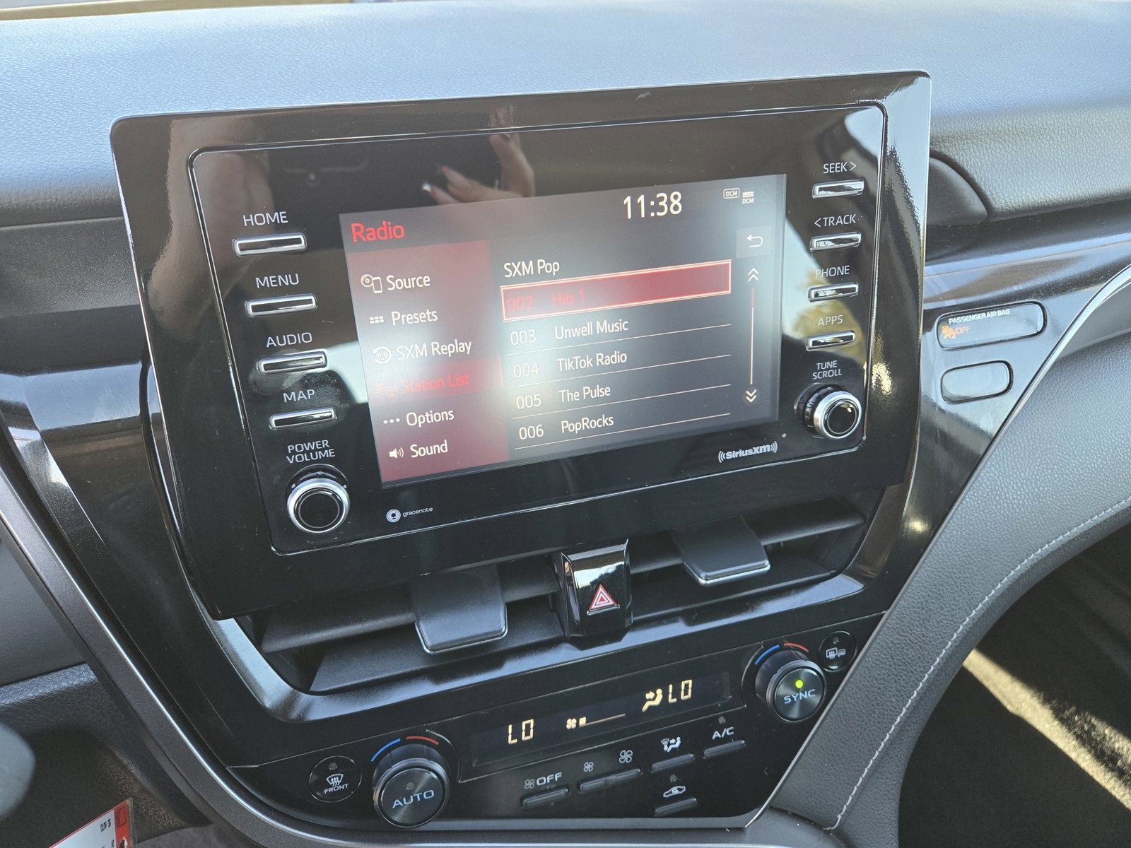 Used 2024 Toyota Camry SE image 14