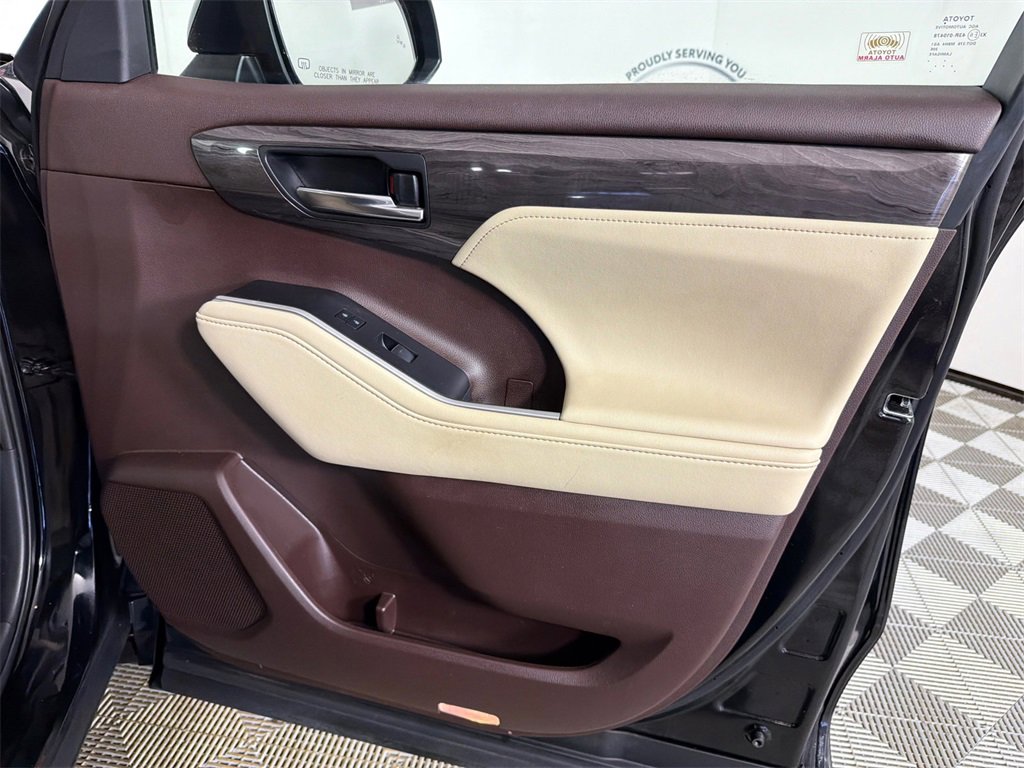 Used 2020 Toyota Highlander Limited image 16