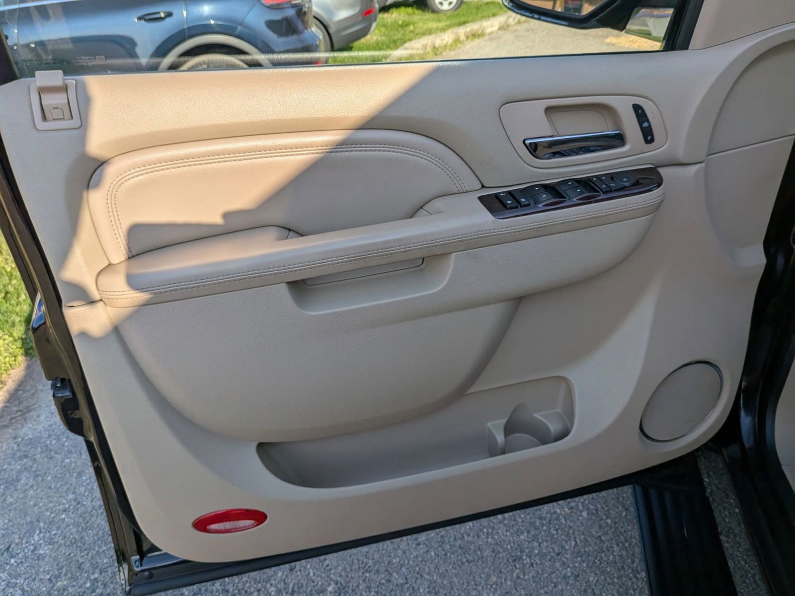 Used 2011 Cadillac Escalade Premium image 21