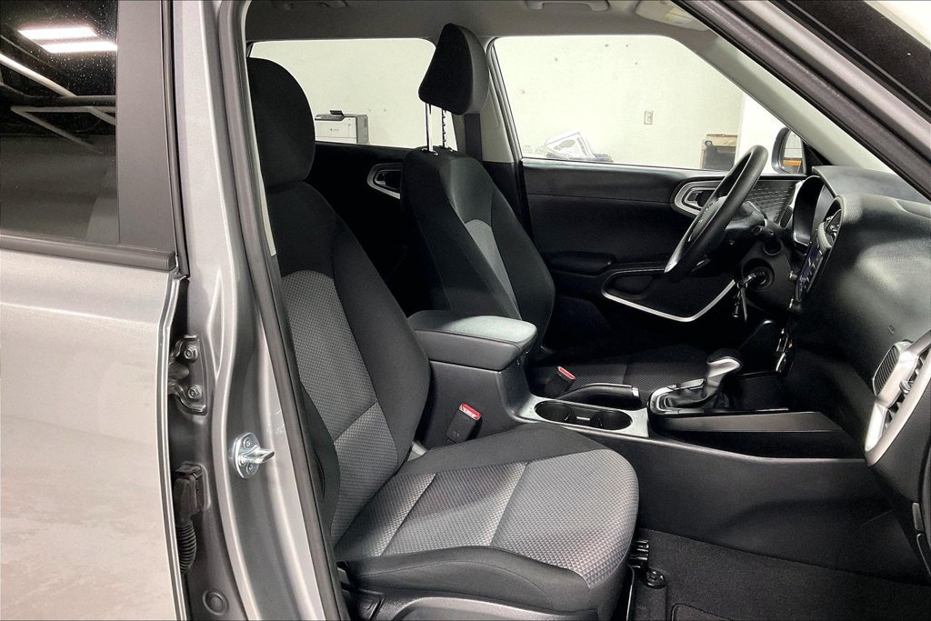 Used 2025 Kia Soul LX w/ LX Technology Package FWD image 9