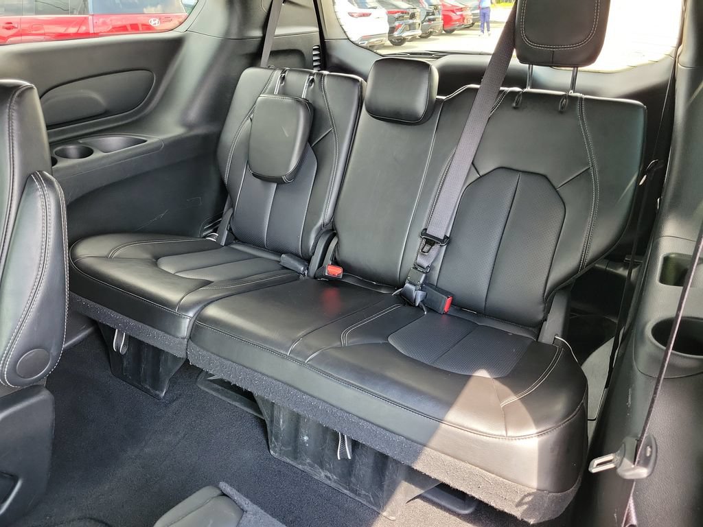 Used 2025 Chrysler Pacifica Select FWD image 12