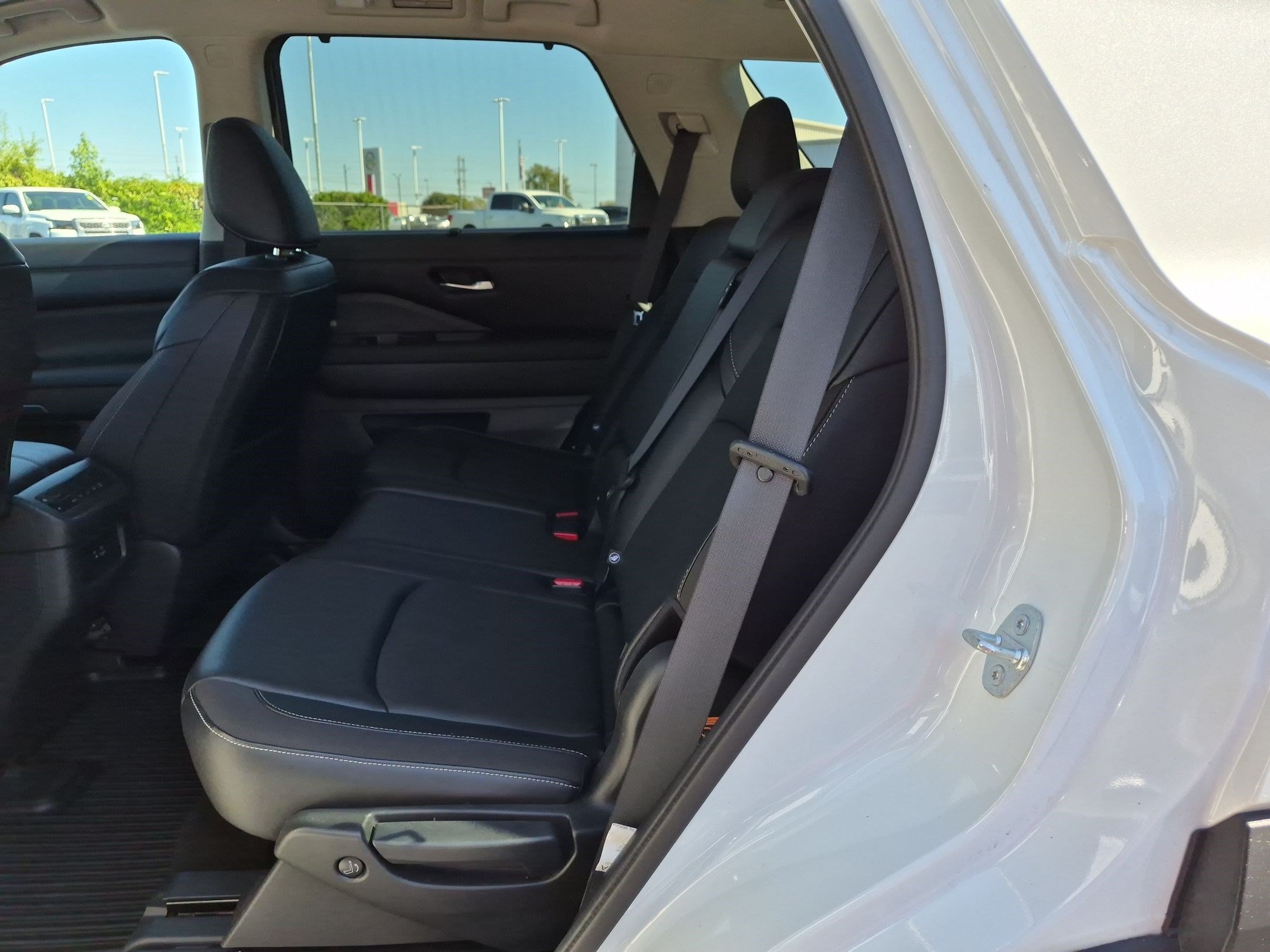 Used 2023 Nissan Pathfinder SL w/ Lighting Package (N92) FWD image 30