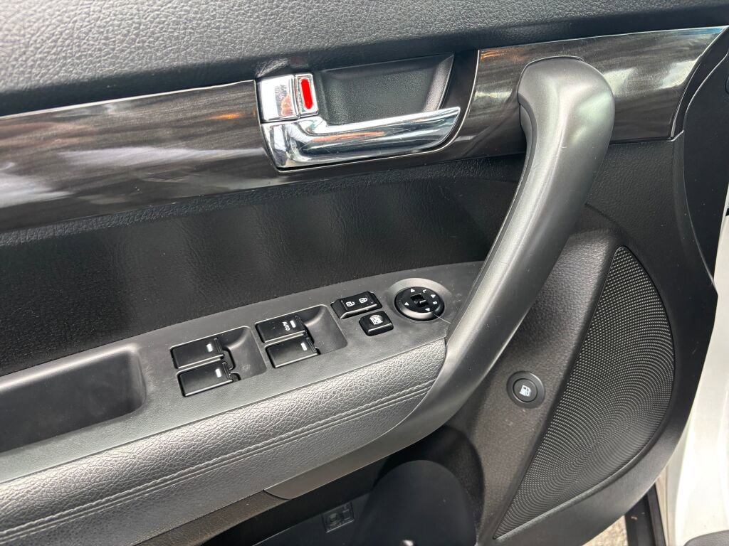 Used 2013 Kia Sorento LX w/ Convenience Pkg image 18