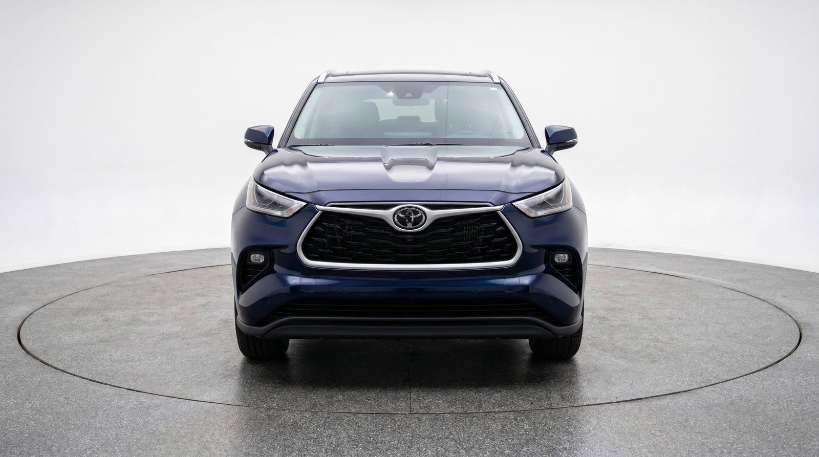 Used 2025 Toyota Highlander LE FWD image 2