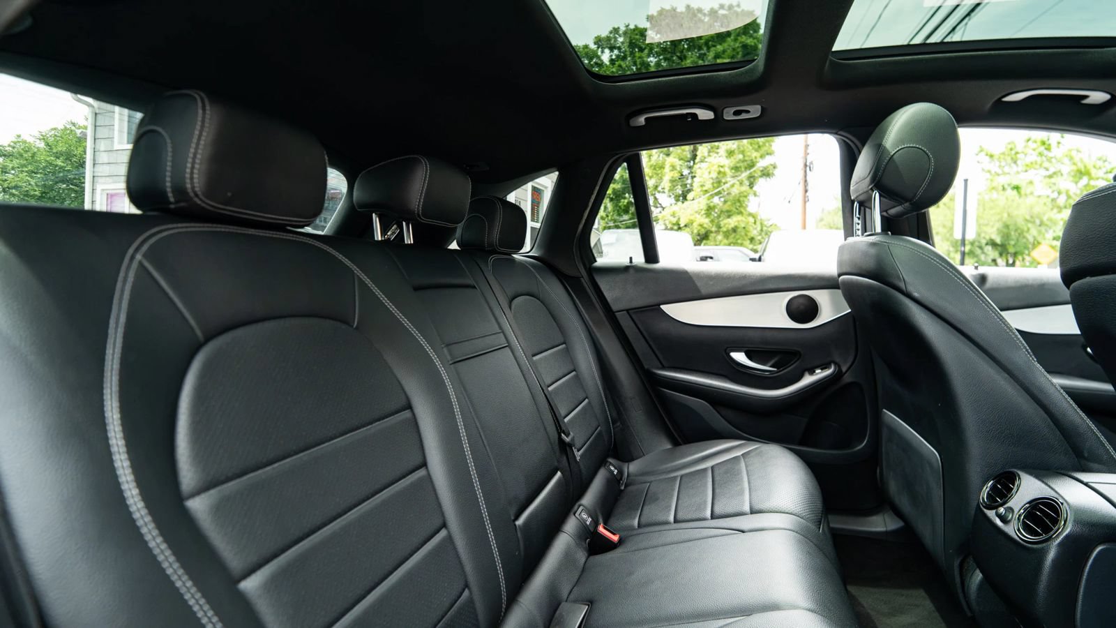 Used 2019 Mercedes-Benz GLC 300 4MATIC w/ Premium Package image 17