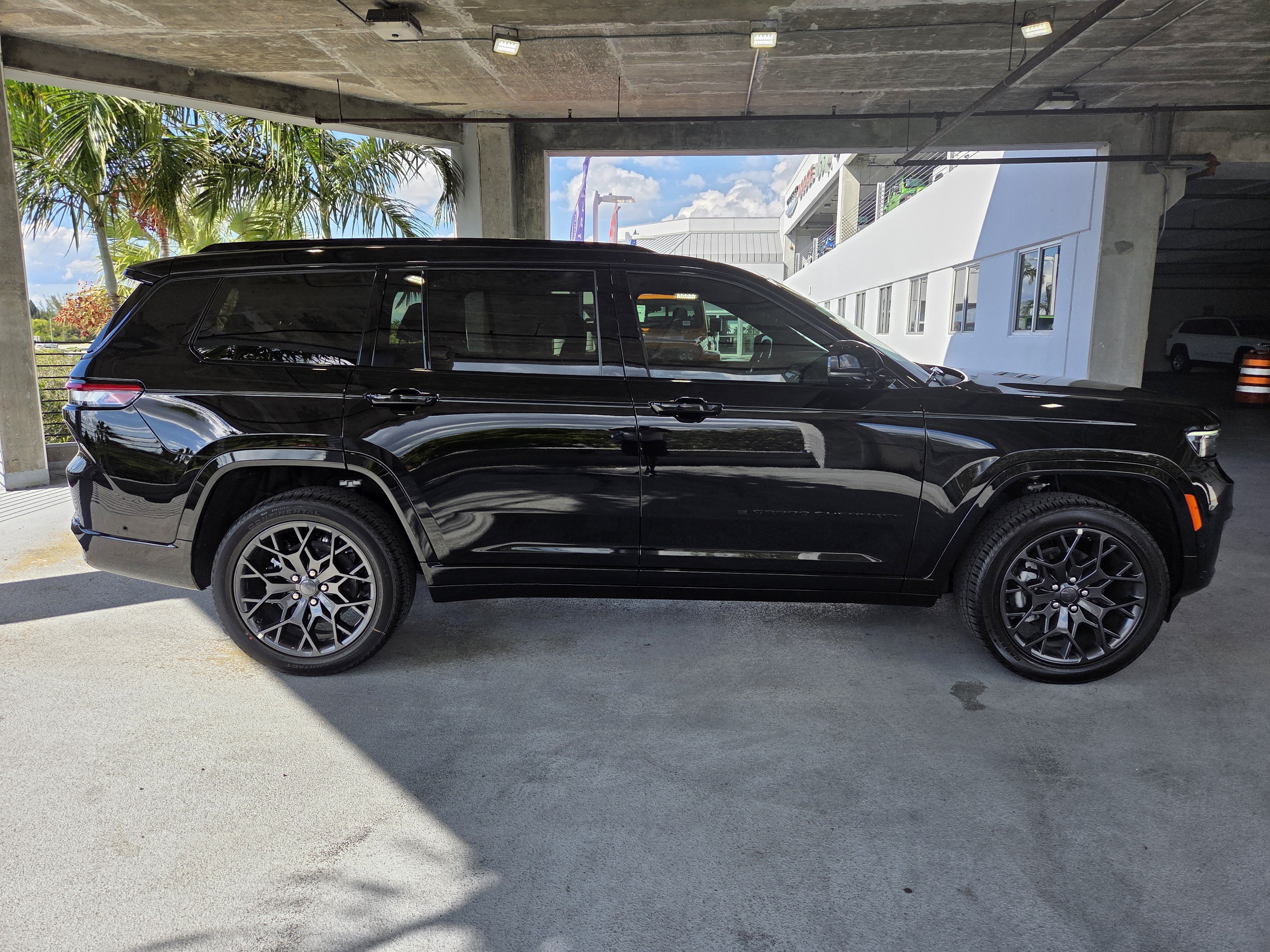 New 2025 Jeep Grand Cherokee L Summit AWD/4WD image 4
