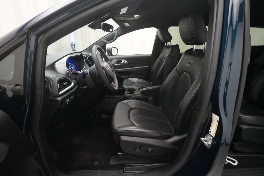 Used 2023 Chrysler Pacifica Touring-L w/ S Appearance Package image 7