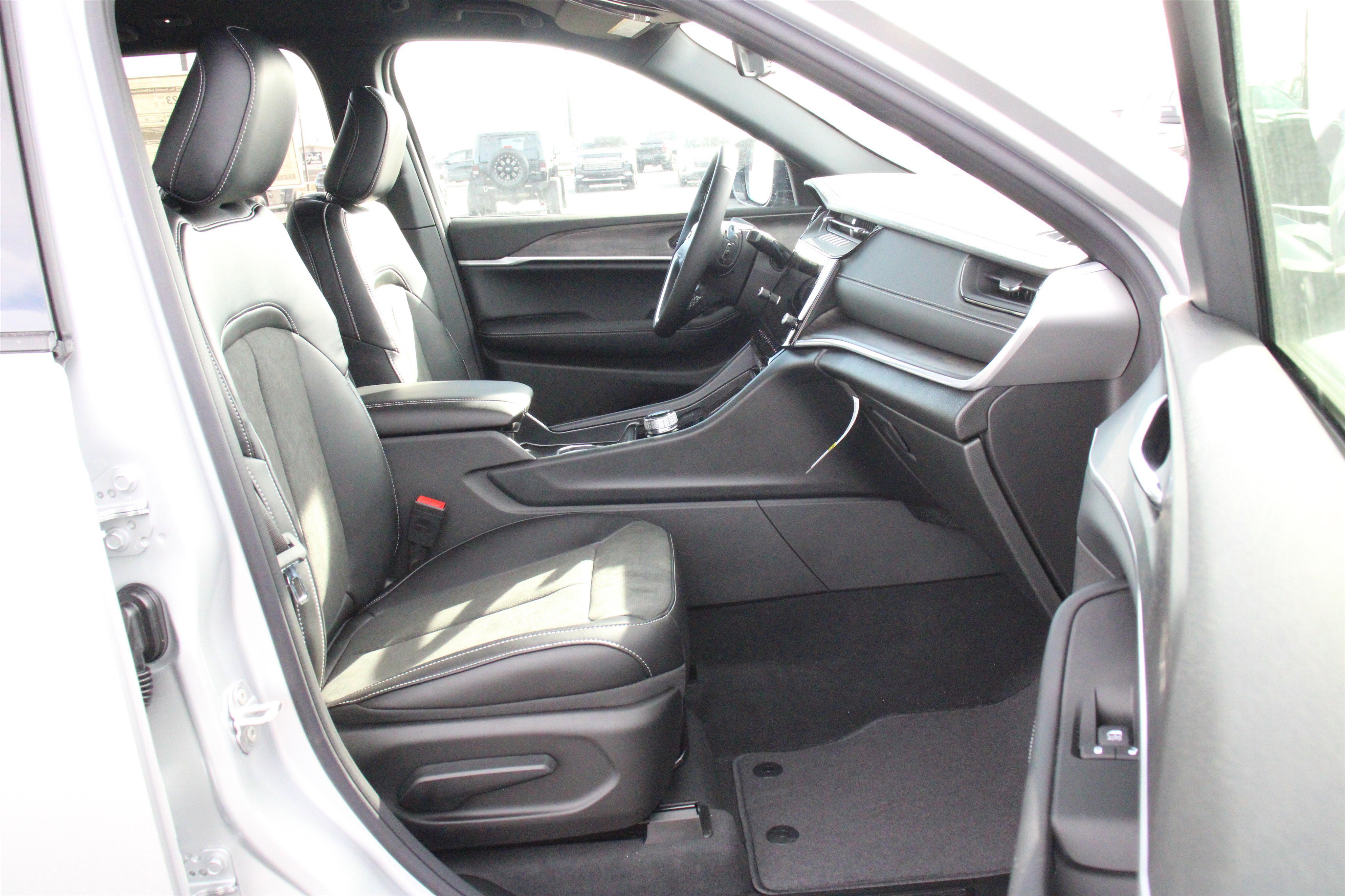 New 2026 Jeep Grand Cherokee Altitude image 28