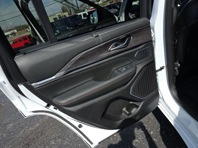 Used 2025 Jeep Grand Cherokee Overland w/ Adv Protech Group III image 37