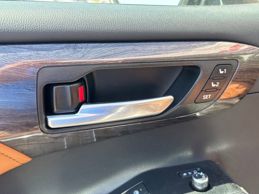 Used 2025 Toyota Highlander Platinum image 8