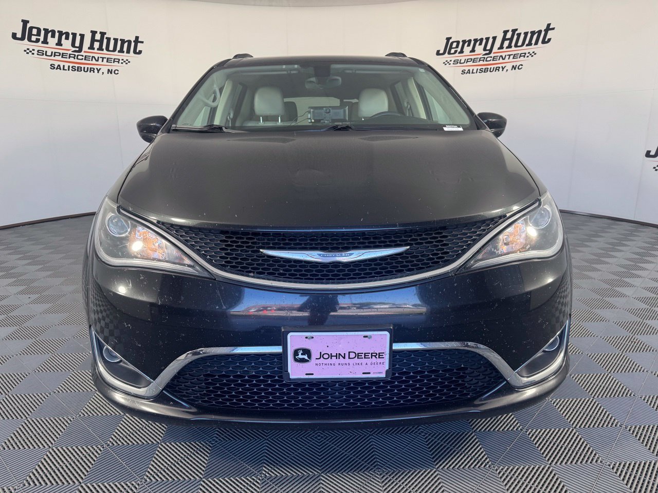 Used 2017 Chrysler Pacifica Touring-L FWD image 5