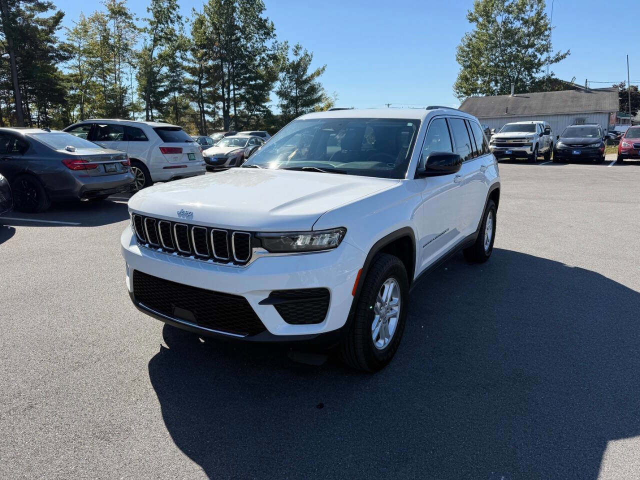 Used 2023 Jeep Grand Cherokee Laredo w/ Luxury Tech Group I image 2