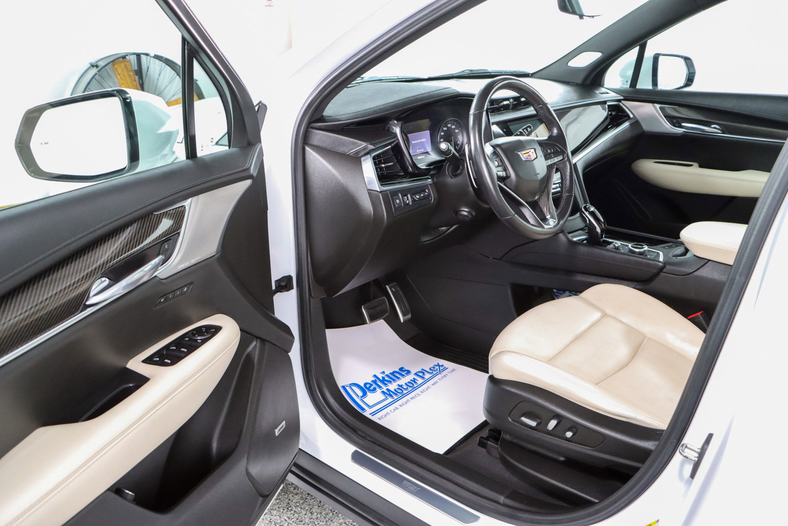 Used 2023 Cadillac XT6 Sport w/ Technology Package AWD/4WD image 3