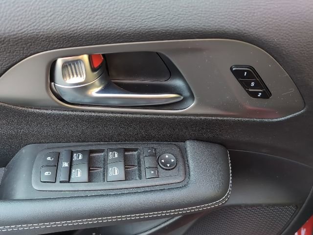 Used 2026 Chrysler Pacifica Select image 12