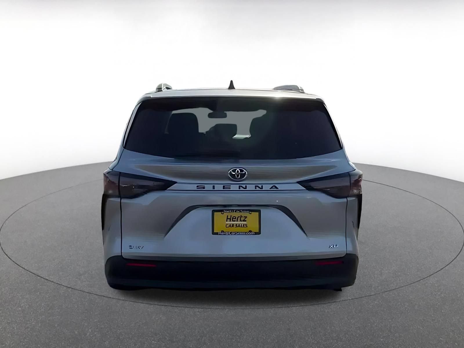 Used 2025 Toyota Sienna XLE FWD image 12