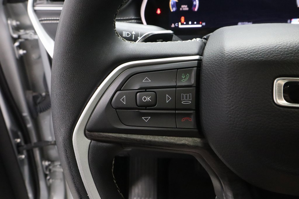 Used 2023 Jeep Grand Cherokee Limited w/ Black Appearance Package image 28