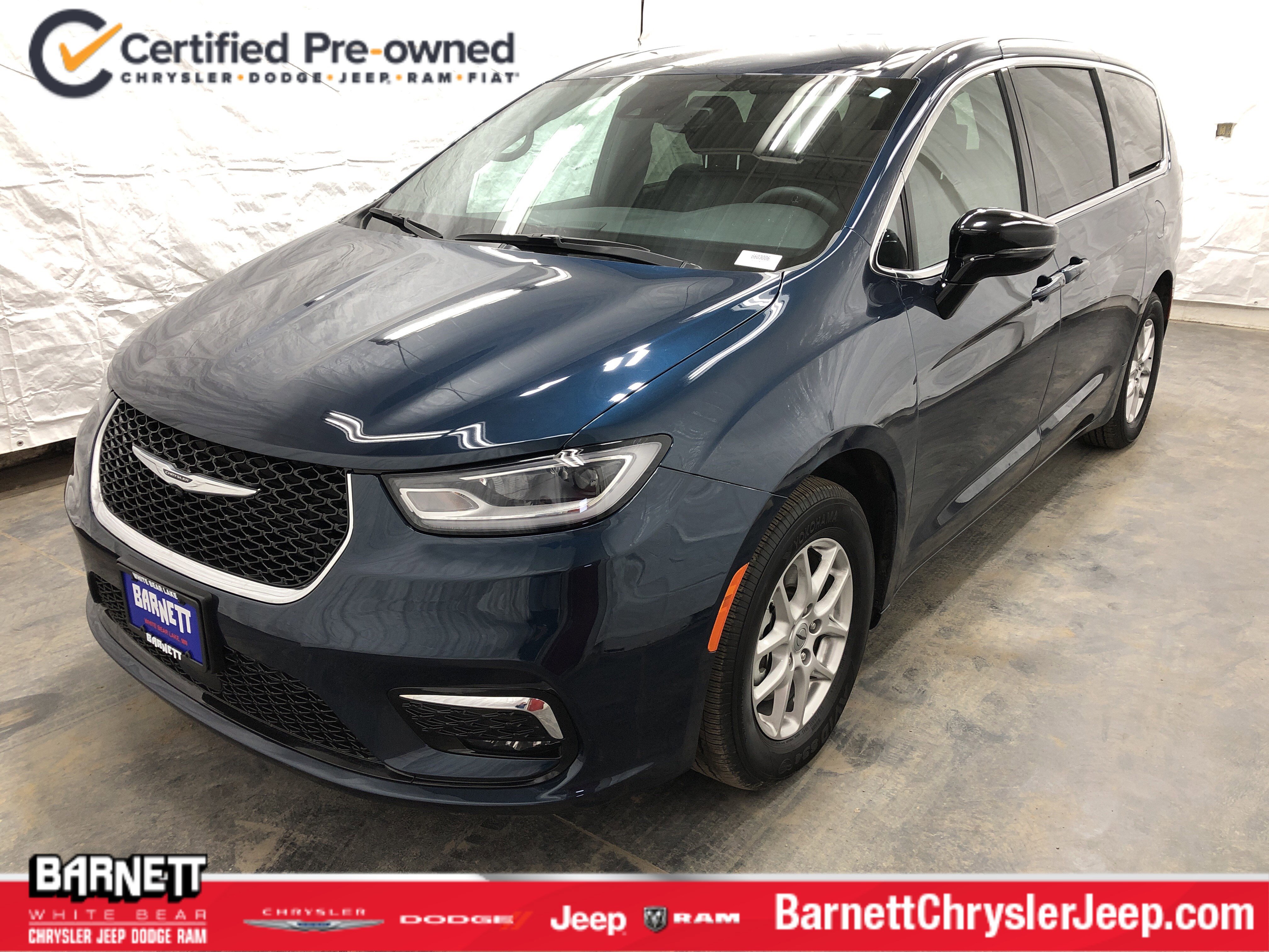 Certified 2025 Chrysler Pacifica Select w/ Uconnect Theater Family Group