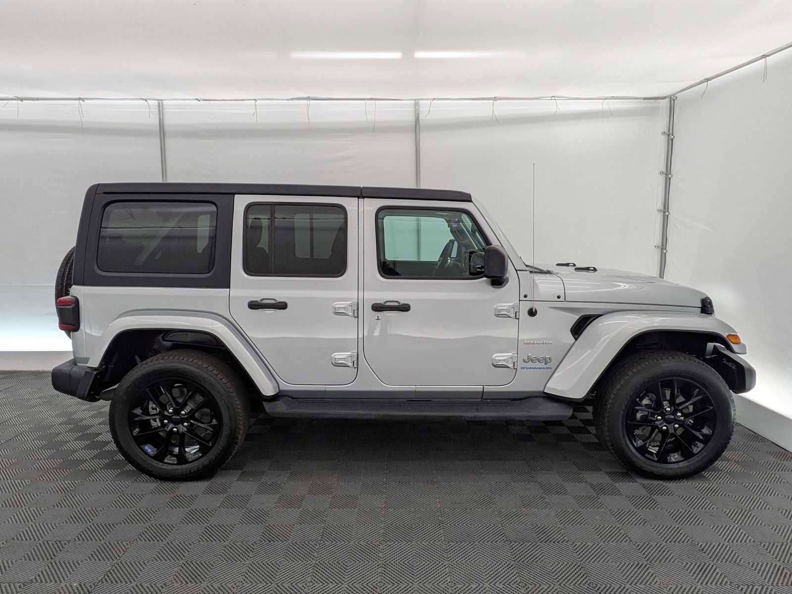 Used 2023 Jeep Wrangler Unlimited Sahara w/ Cold Weather Group AWD/4WD image 7