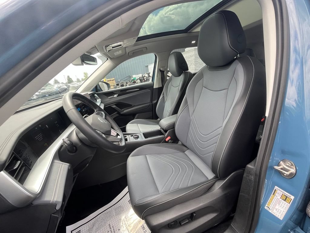 Certified 2025 Volkswagen Tiguan SE w/ Panoramic Sunroof Package AWD/4WD image 11