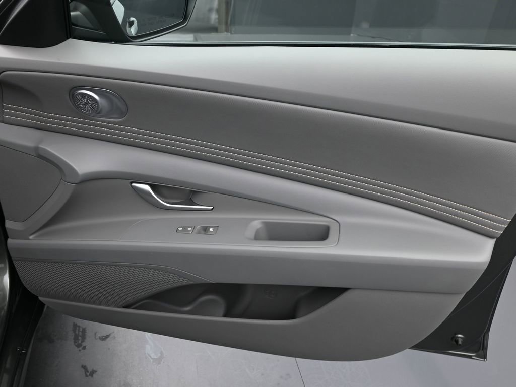 Certified 2025 Hyundai Elantra Sport image 17
