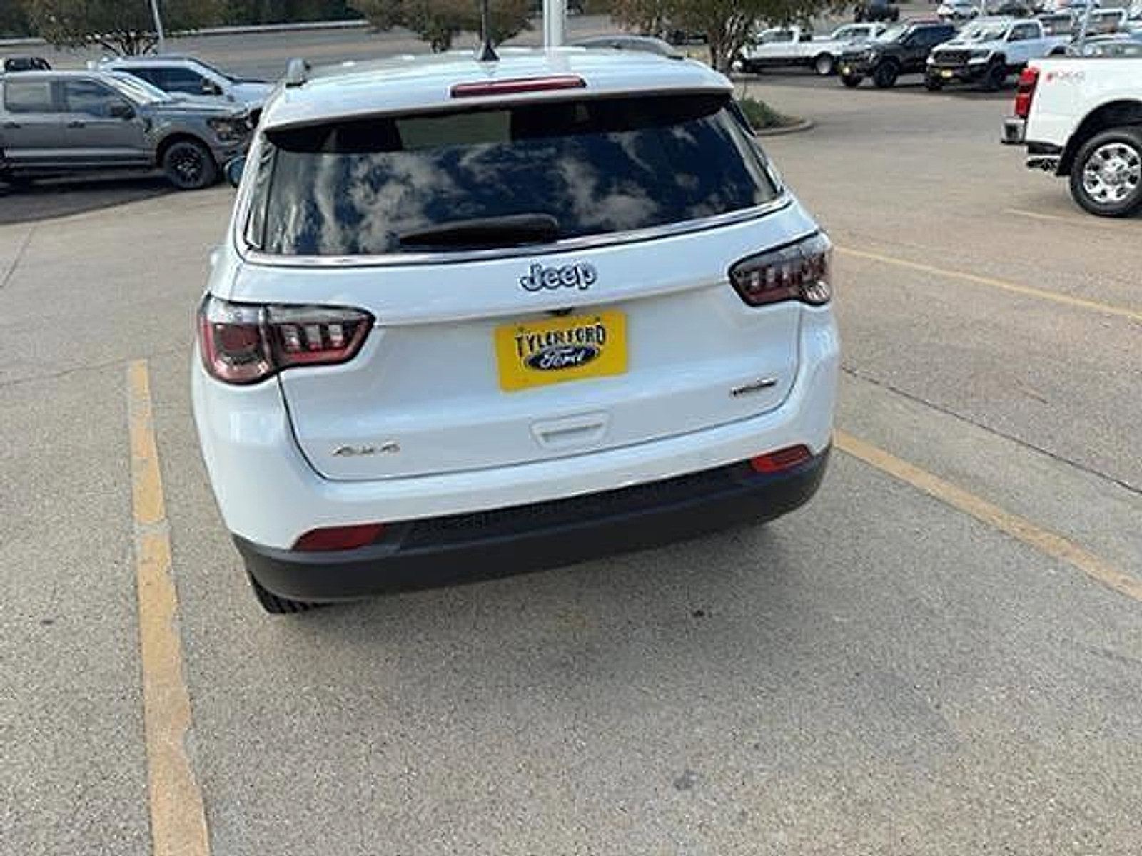 Used 2023 Jeep Compass Latitude image 6