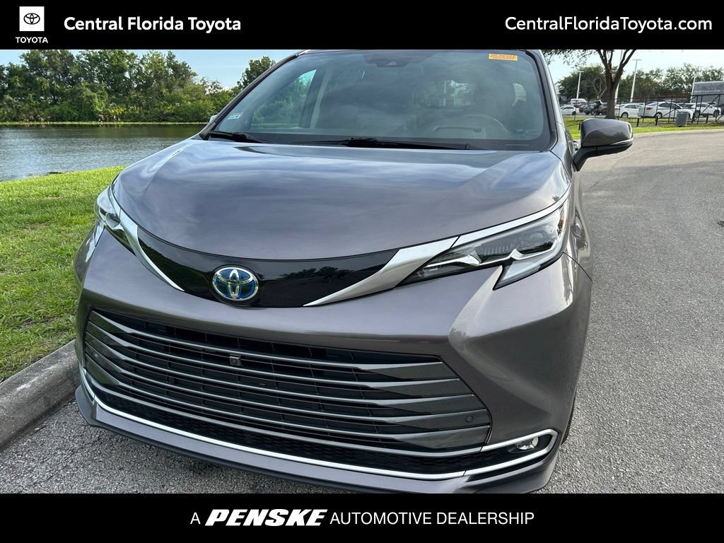 Certified 2021 Toyota Sienna Platinum FWD image 1