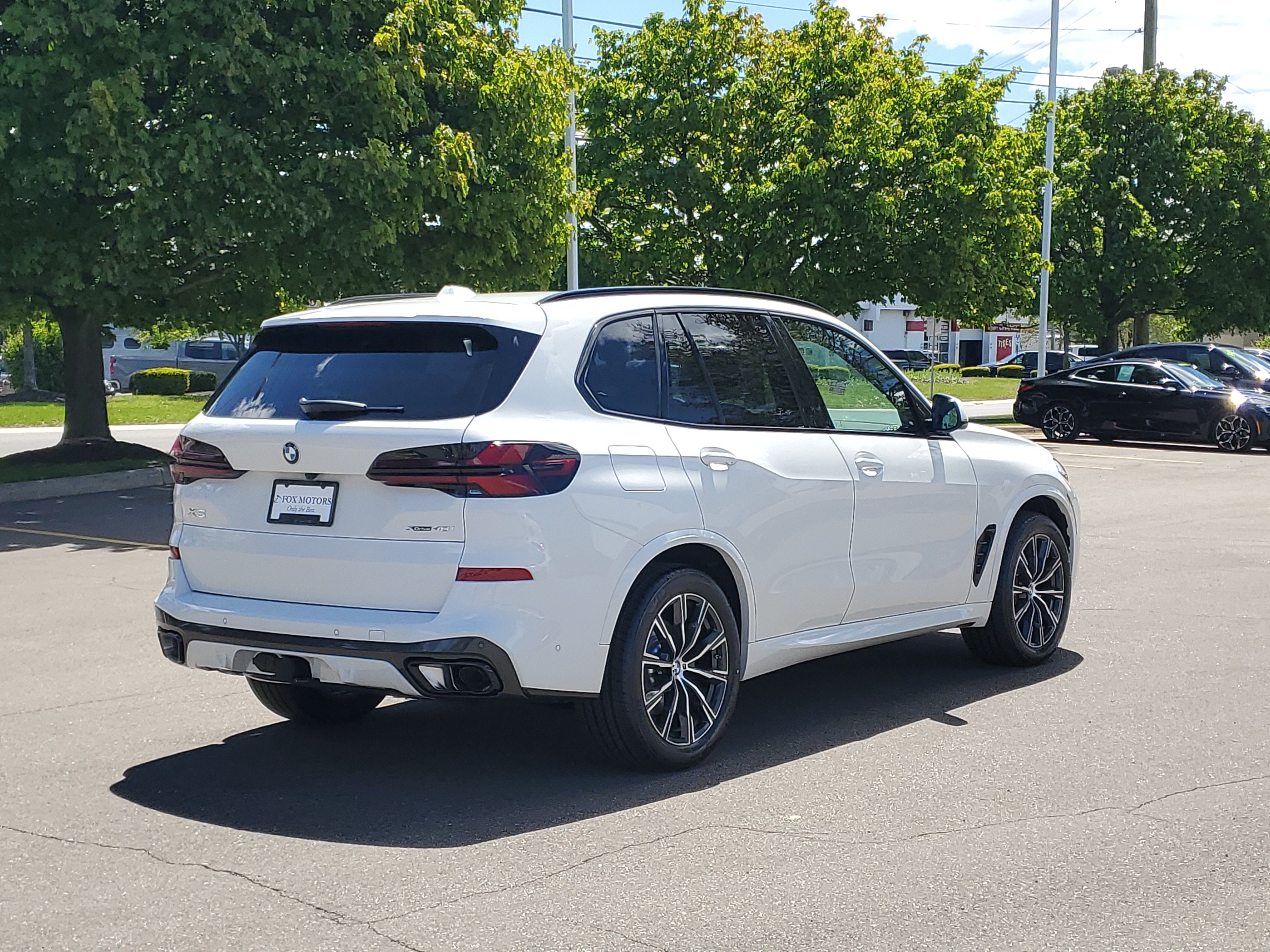 New 2026 BMW X5 xDrive40i w/ M Sport Package AWD/4WD image 3