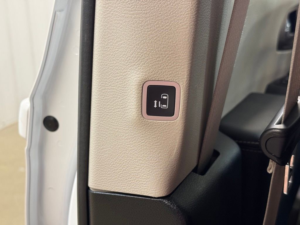 Used 2023 Chrysler Voyager LX FWD image 15