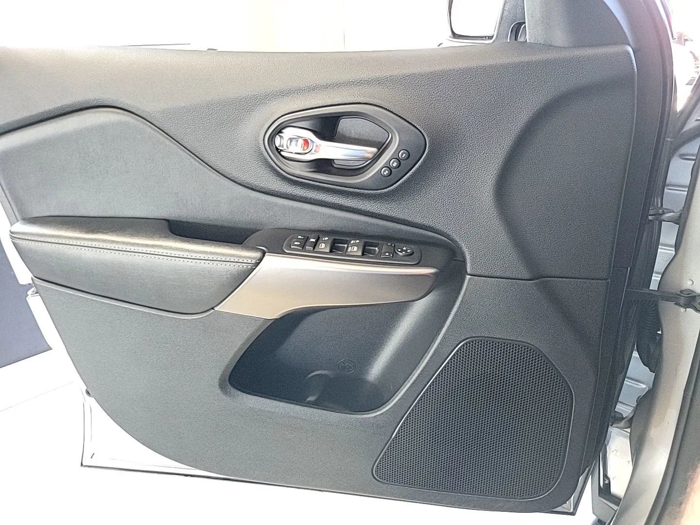 Used 2020 Jeep Cherokee Limited image 8