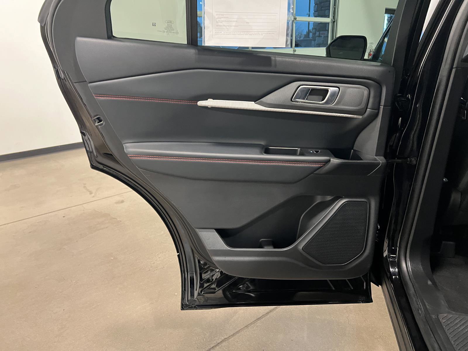 Used 2025 Ford Explorer ST-Line w/ ST-Line Street Pack image 31