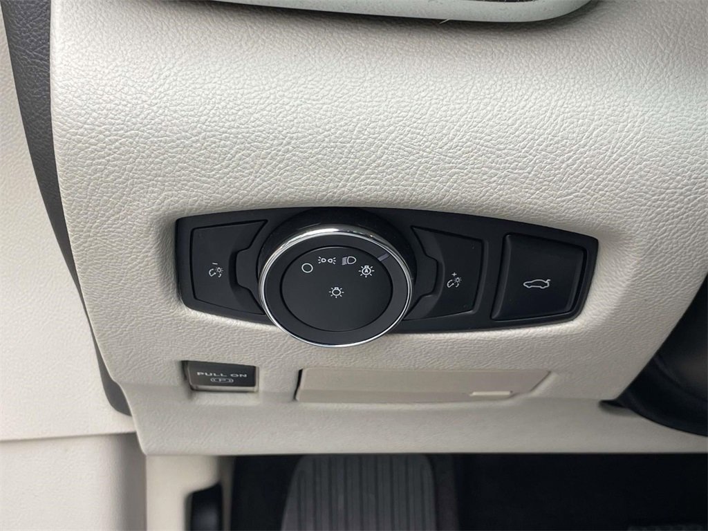 Used 2017 Lincoln Continental Select w/ Climate Package image 16