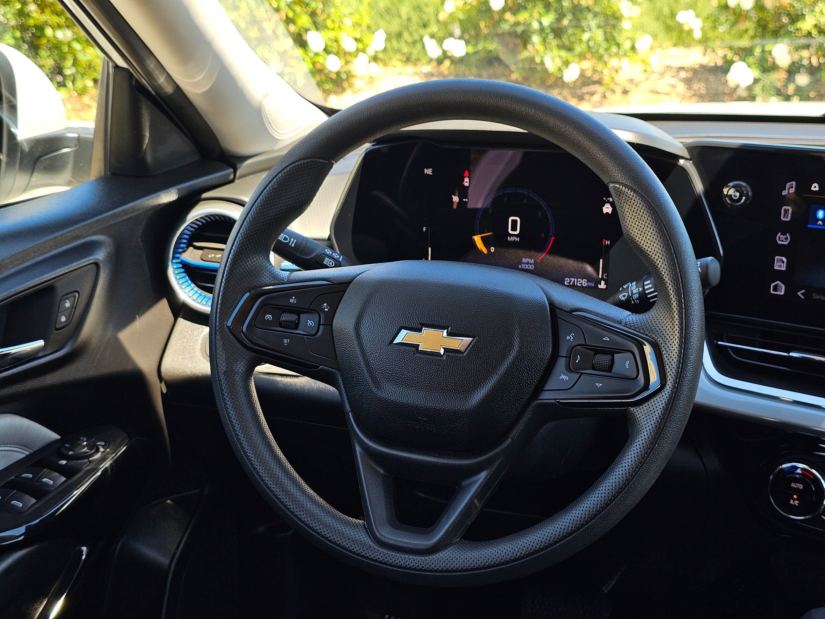 Used 2025 Chevrolet Trax LT FWD image 22