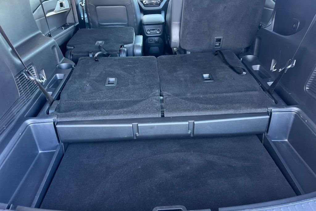 Used 2025 Ford Explorer Active AWD/4WD image 13