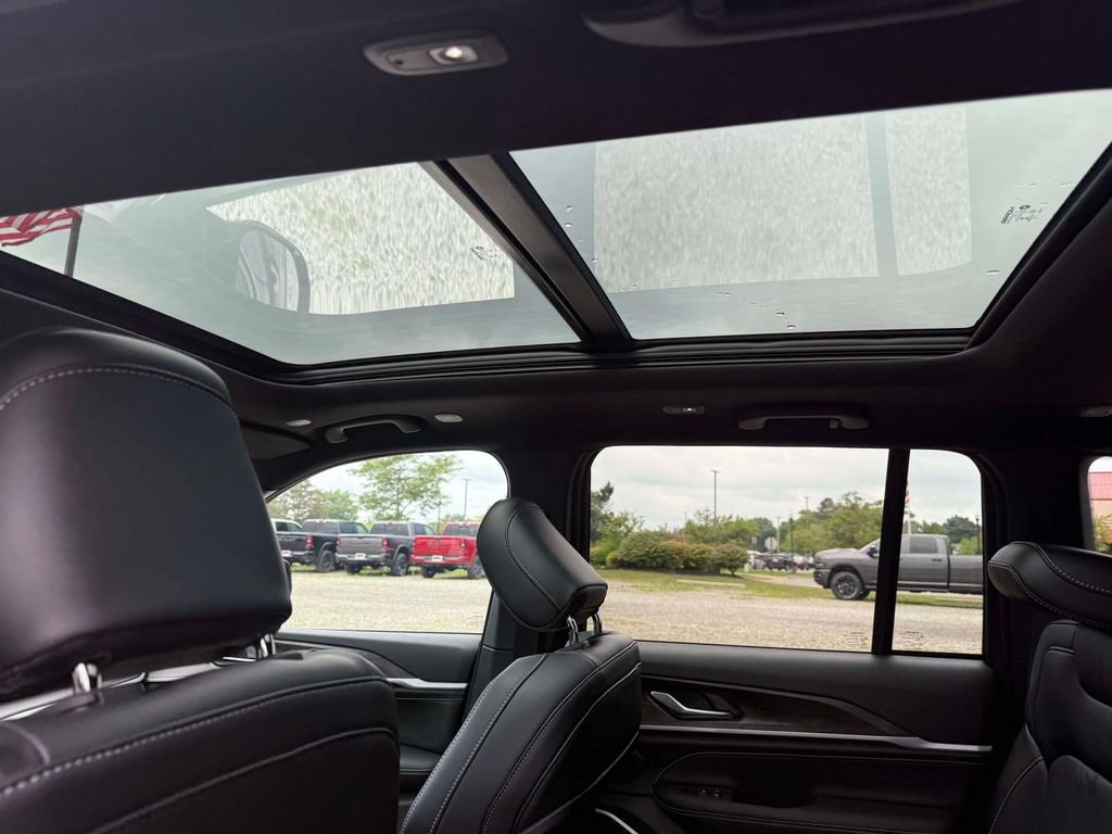 New 2026 Jeep Grand Cherokee Limited AWD/4WD image 12