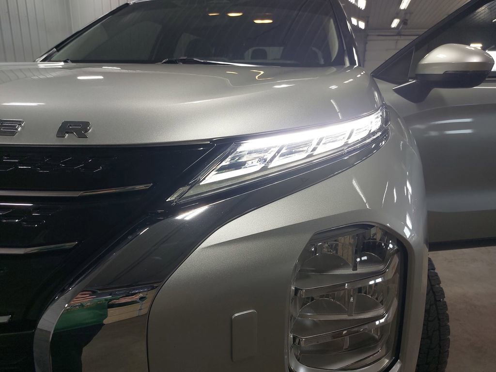 Used 2024 Mitsubishi Outlander SE image 32