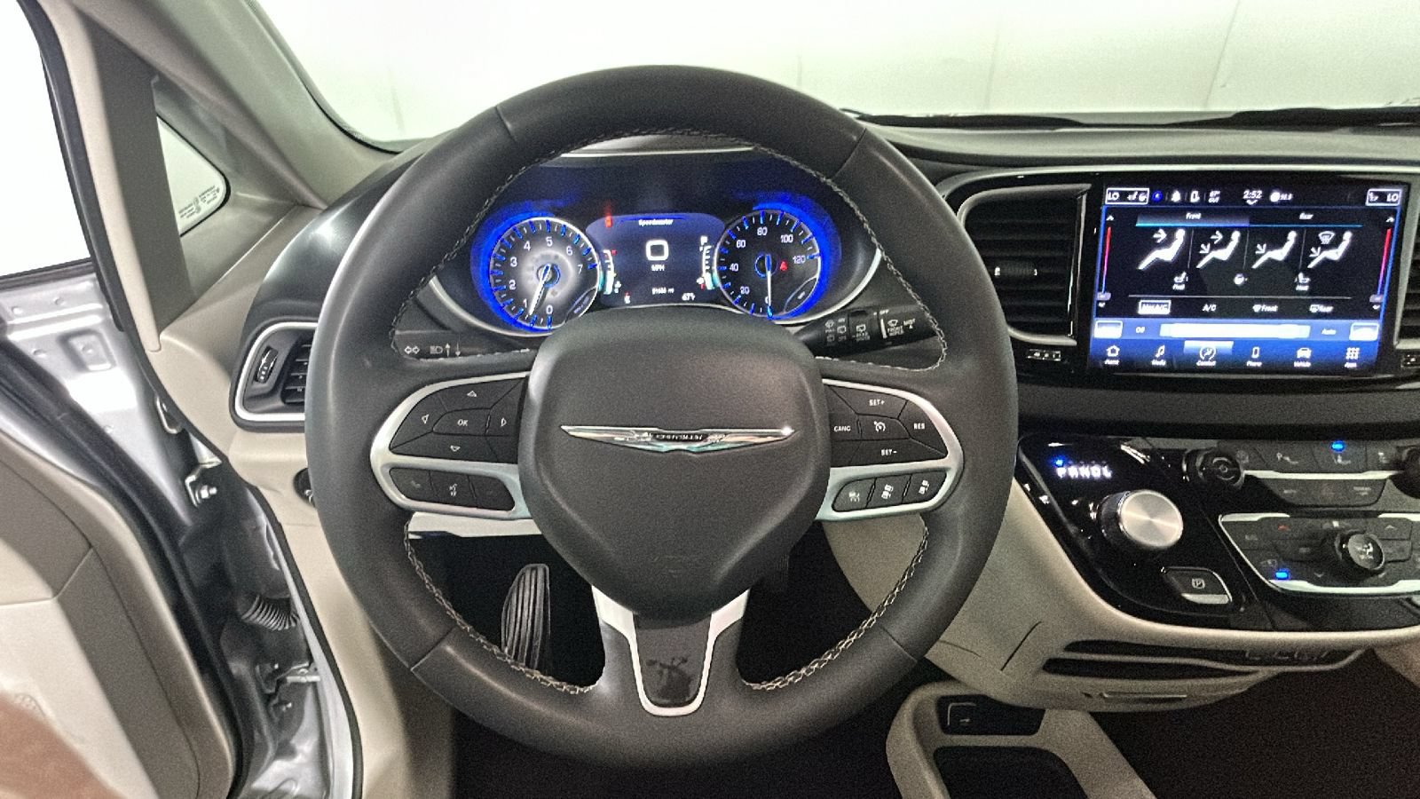 Used 2024 Chrysler Pacifica Touring-L FWD image 16