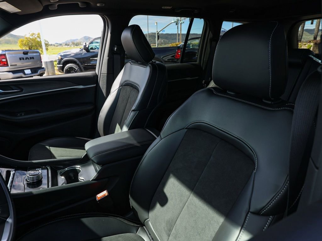 Used 2026 Jeep Grand Cherokee Altitude image 15