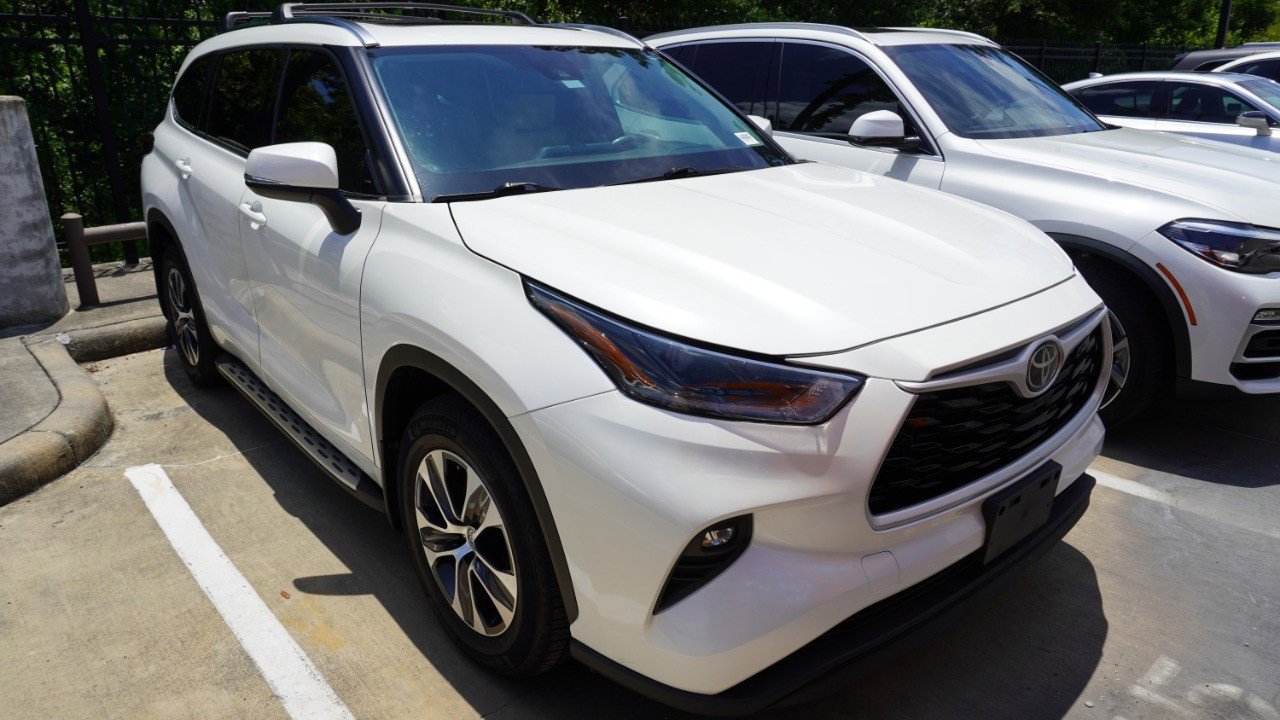 Used 2021 Toyota Highlander XLE AWD/4WD image 2