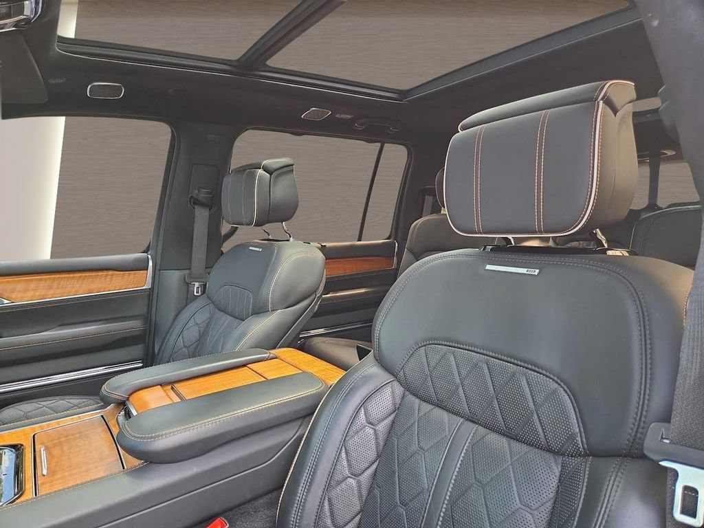 Used 2022 Jeep Grand Wagoneer Series III w/ HD Trailer Tow Package AWD/4WD image 26
