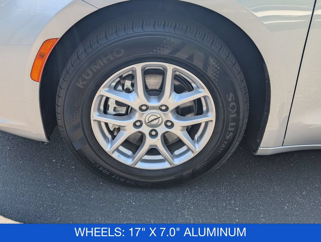 Used 2024 Chrysler Pacifica Touring-L FWD image 10