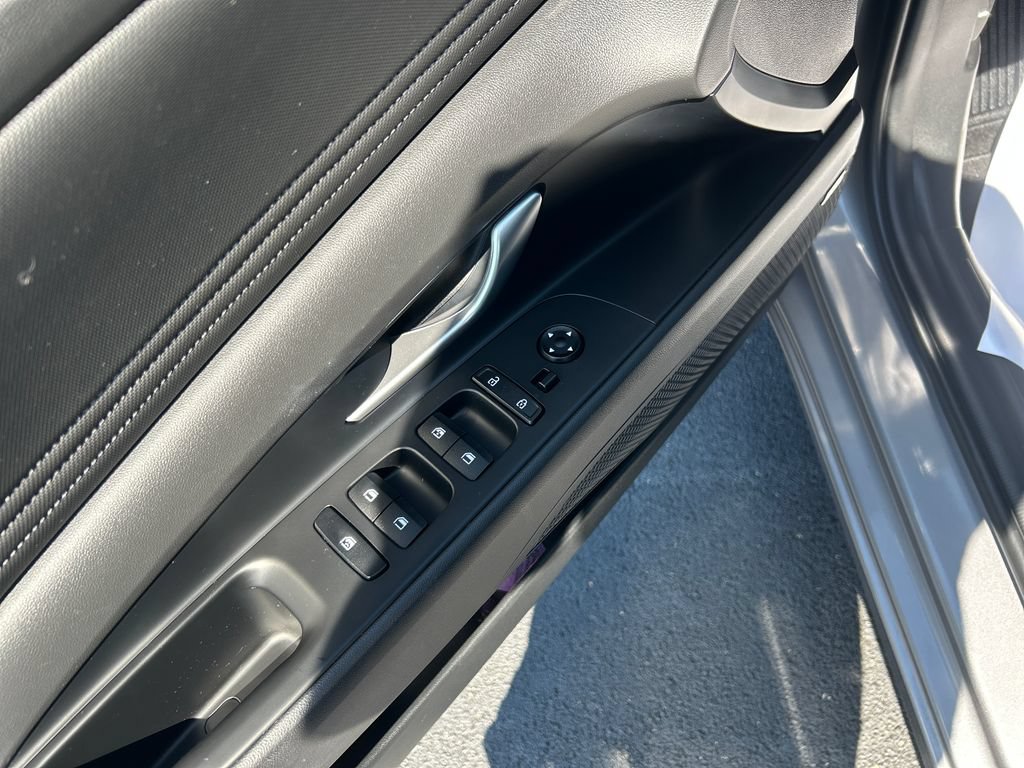 Used 2024 Hyundai Elantra Limited FWD image 11