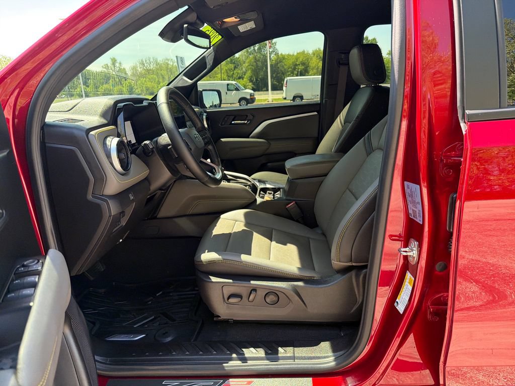Used 2025 Chevrolet Colorado ZR2 w/ Technology Package AWD/4WD image 10
