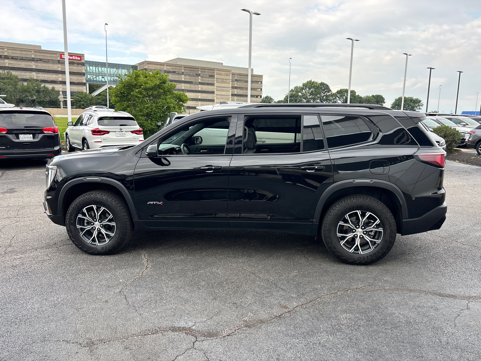 Used 2024 GMC Acadia AT4 AWD/4WD image 4