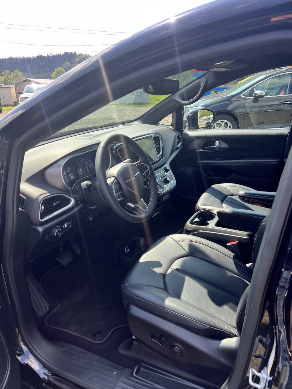 Used 2025 Chrysler Pacifica Select FWD image 11