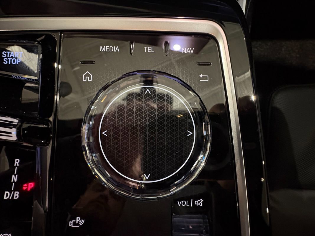 Used 2024 BMW i7 xDrive60 image 24