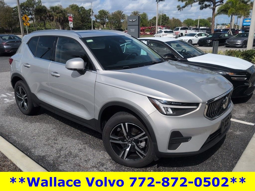 Used 2025 Volvo XC40 B5 Core image 32